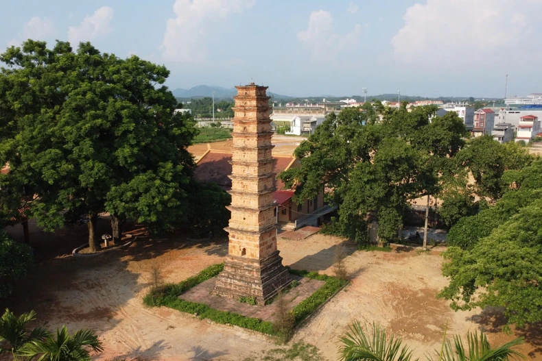 La tour Binh Son est la plus haute tour en terre cuite de la dynastie des Tran qui subsiste jusqu’aujourd'hui. Photo : Nguyen Thao - VNA