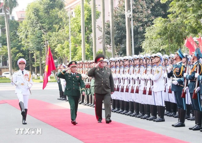 Le général Nguyen Tan Cuong et le général Pavel Muraveiko inspectent la garde d'honneur de l'Armée populaire vietnamienne lors de la cérémonie d'accueil. Photo : VNA