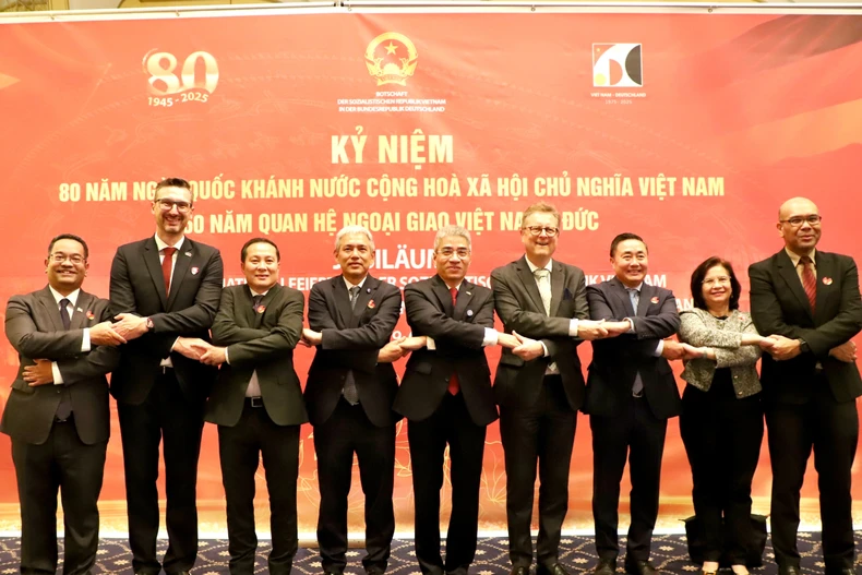 L'ambassadeur Nguyen Dac Thanh (au milieu) prend une photo souvenir avec les ambassadeurs invités à l'occasion du 80e anniversaire de la Fête nationale du Vietnam. Photo : VNA