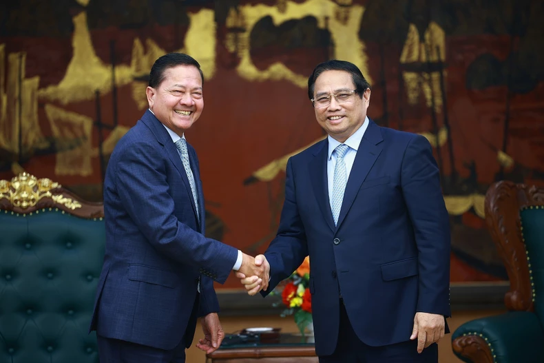 Le Premier ministre Pham Minh Chinh (à droite) et le vice-Premier ministre cambodgien Neth Savoeun. Photo : VNA
