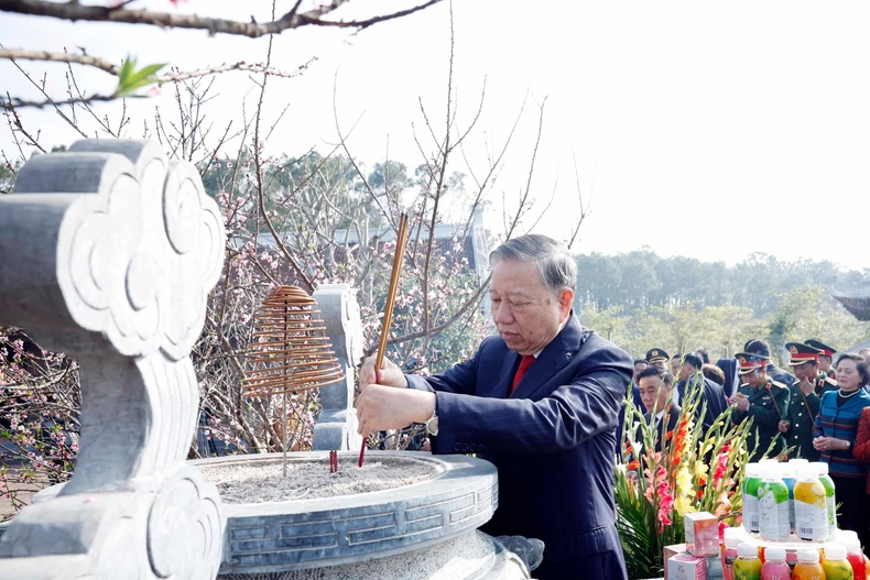 Le secrétaire général To Lam offre de l'encens au temple de Chung Son, dédié aux ancêtres du Président Ho Chi Minh. Photo : VNA