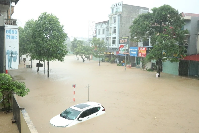 De fortes pluies ont provoqué des inondations dans le quartier de Phan Dinh Phung, province de Thai Nguyen. Photo : VNA