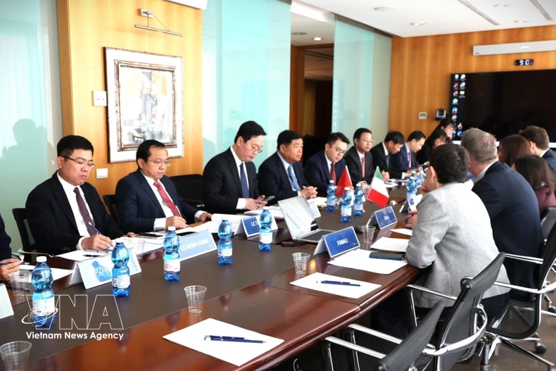 Rencontre entre le vice-Premier ministre vietnamien Nguyen Chi Dung et les dirigeants de l'Association industrielle Assolombarda. Photo : VNA