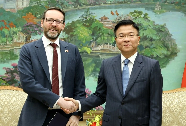 Le vice-Premier ministre Lê Thanh Long (à droite) et l'ambassadeur britannique Iain Frew. Photo : VGP