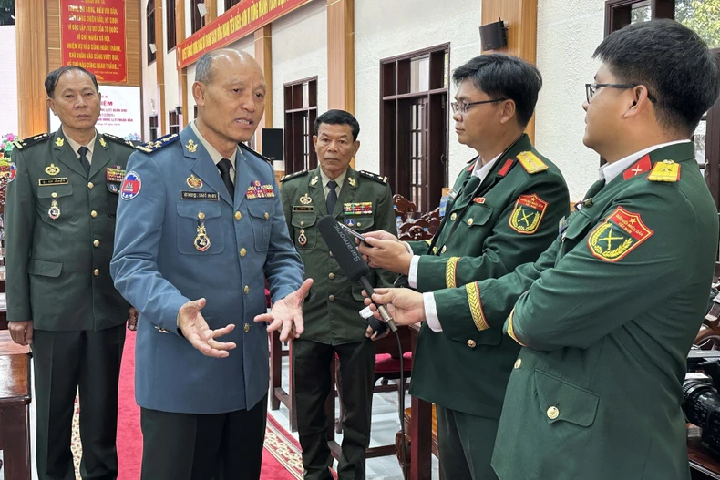 Le général Sao Sokha, commandant de la Gendarmerie royale et commandant en chef adjoint des Forces armées royales cambodgiennes (FARC), répond aux questions des médias vietnamiens. Photo : VNA