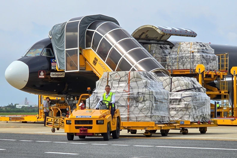 Le premier vol transportant l’aide est arrivé à l’aéroport de Da Nang à la mi-journée du 11 novembre. Photo : VNA