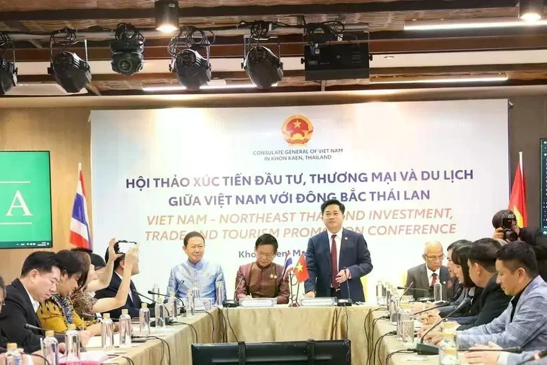 Dinh Hoang Linh (debout), consul général du Vietnam à Khon Kaen, préside le séminaire. Photo : VNA