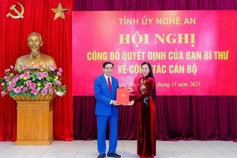 Vo Trong Hai reçoit la décisison de nomination au poste de président du Comité populaire de la province de Nghe An. Photo : VNA