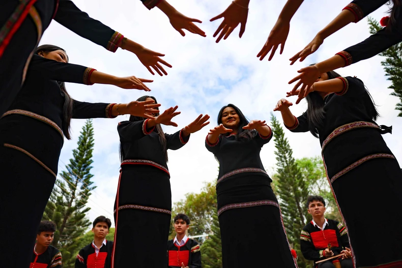 La préservation et la promotion de l'identité culturelle nationale constituent une stratégie de développement durable et une responsabilité partagée par l'ensemble de la société, dans laquelle l'éducation joue un rôle primordial. Photo : Thanh Tung – VNA