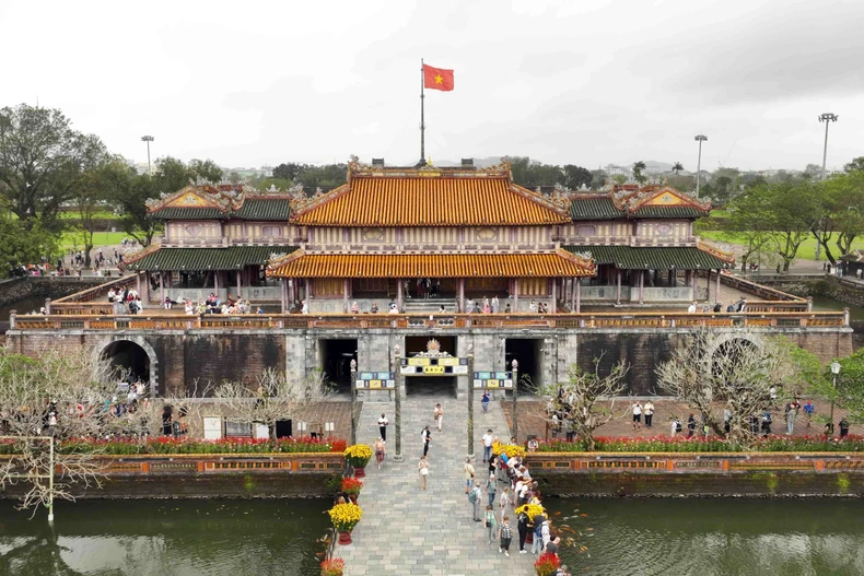Touristes au Grand intérieur (Dai Noi). Photo : Vu Sinh – VNA