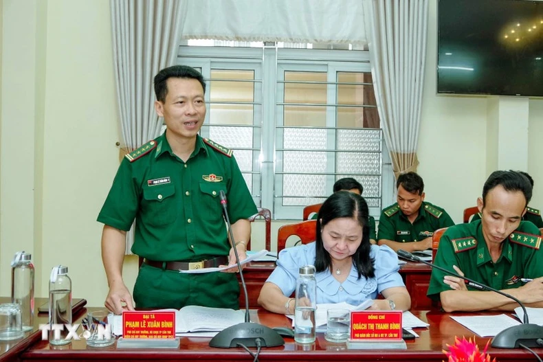 Le colonel Pham Le Xuan Binh, commandant du Commandement des gardes-frontières de la ville de Can Tho., présente un rapport sur les résultats de la lutte contre la pêche INN. Photo : VNA