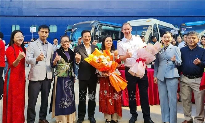 Accueil des croisiéristes sur le luxueux paquebot chinois Blue Dream Melody. Photo : VNA