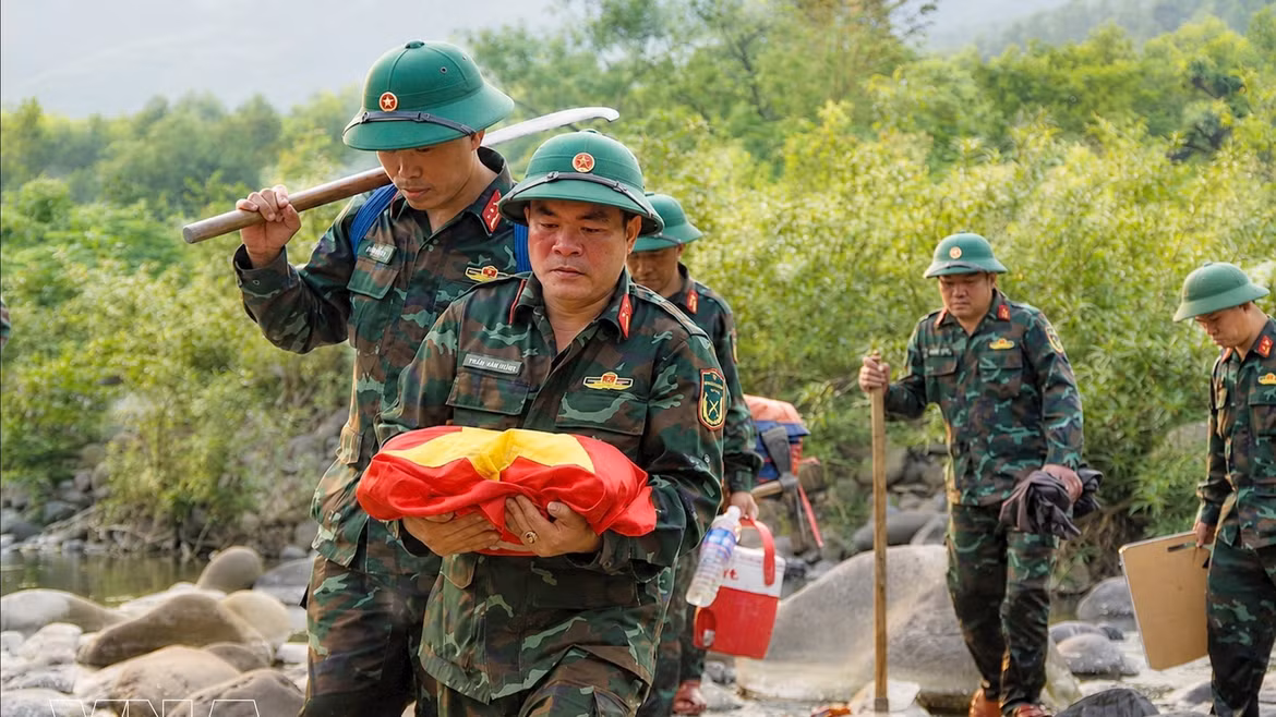 La « Campagne des 500 jours et nuits » traduit la volonté du Vietnam de retrouver et identifier les restes des martyrs, dans un esprit de reconnaissance envers celles et ceux qui se sont sacrifiés pour la Patrie. (Photo : VNA)