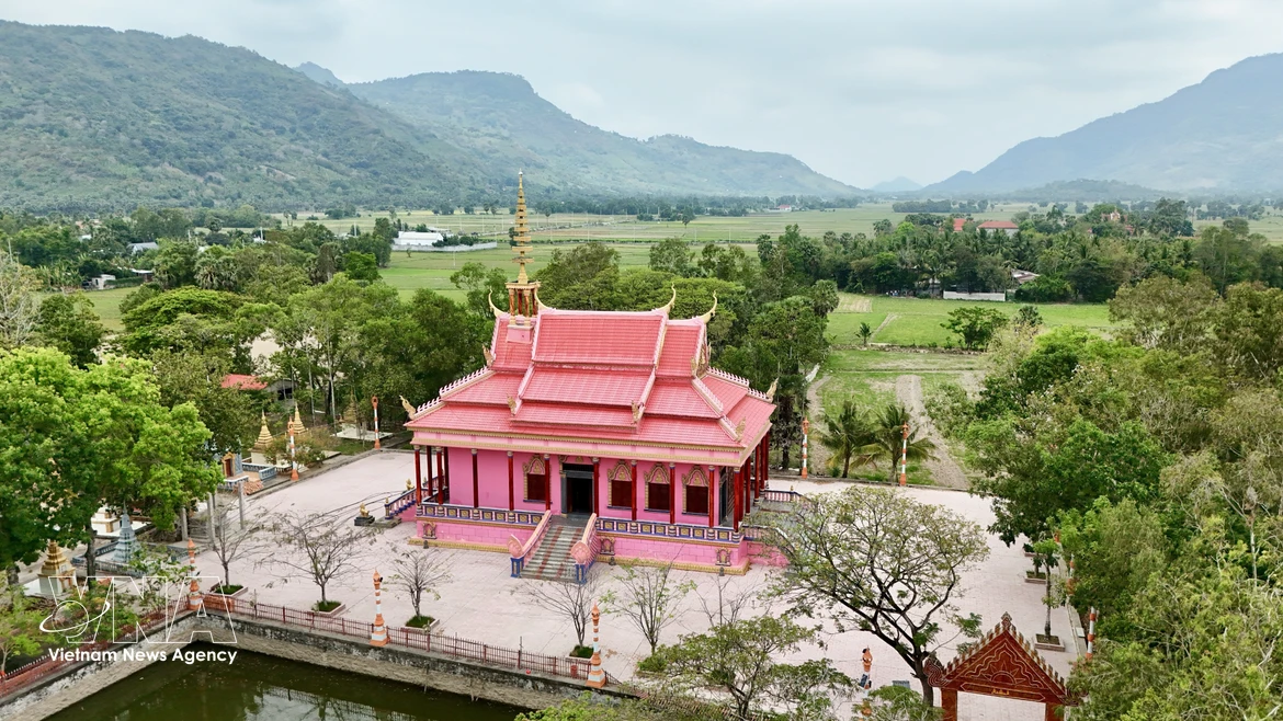 La couleur rose de la pagode se détache harmonieusement sous le ciel bleu, au cœur des rizières de la région de Bay Nui, à An Giang. Photo : Thanh Sang / VNA