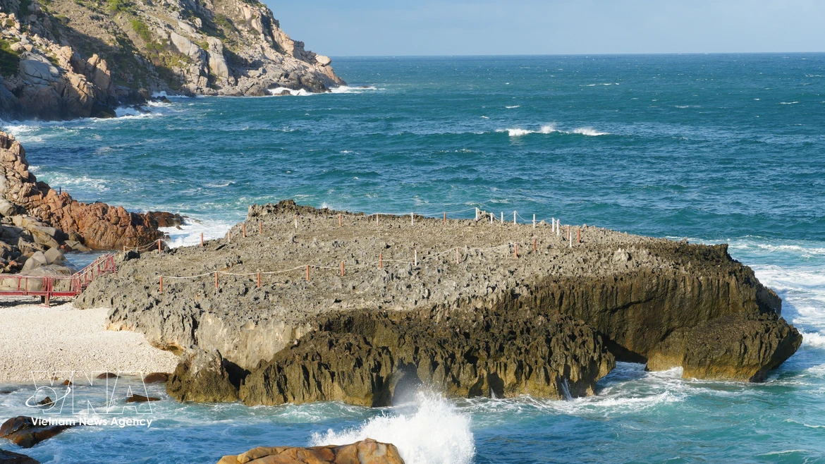 L’ancien récif corallien de Hang Rai est reconnu par les scientifiques pour sa grande valeur géologique ainsi que pour son intérêt majeur dans l’étude de l’histoire naturelle de la région. Photo : VNA