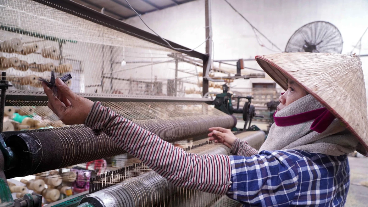 Préserver avec constance l’artisanat traditionnel du tissage de nattes en jonc à Hung Yên