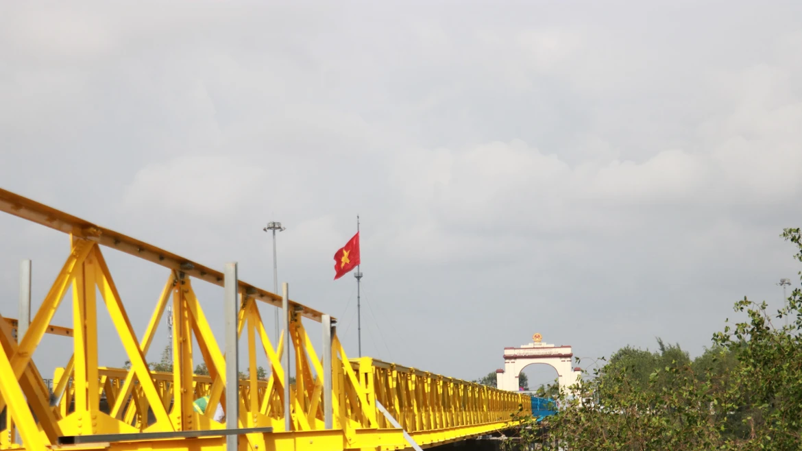 Le garde-corps et la structure en acier arborent les deux couleurs emblématiques, le bleu et le jaune. Photo : VNA