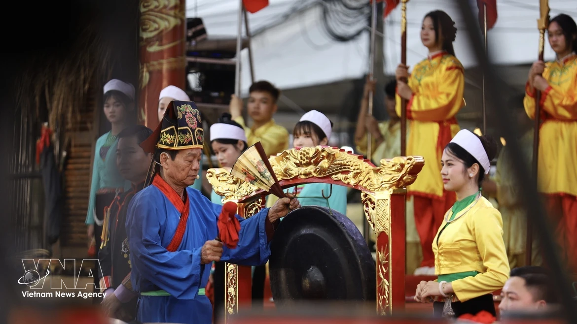 Un chaman accomplit avec solennité un rituel de prière en faveur de récoltes abondantes et de la prospérité de la communauté. Photo: VNA