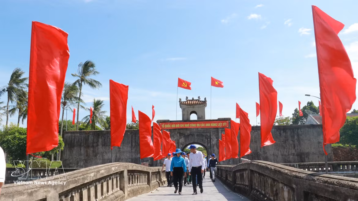 Aux pics d'affluence, la Citadelle de Quang Tri accueille près de 3.000 visiteurs par jour, venus déposer des fleurs et brûler de l'encens en hommage aux Héros morts pour la Patrie. Photo : VNA