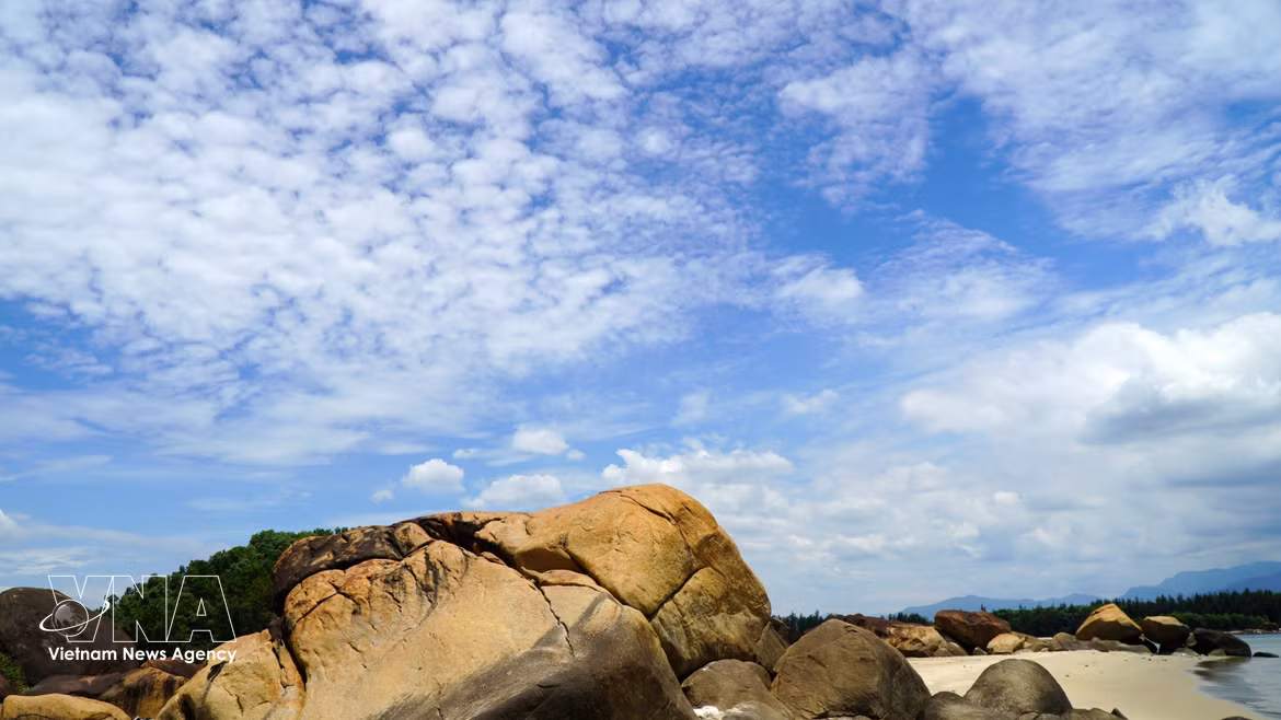 Le rocher nommé « Hon Da May Nha » se dresse sur la plage de Son Tra (à Quang Ngai). Photo : VNA