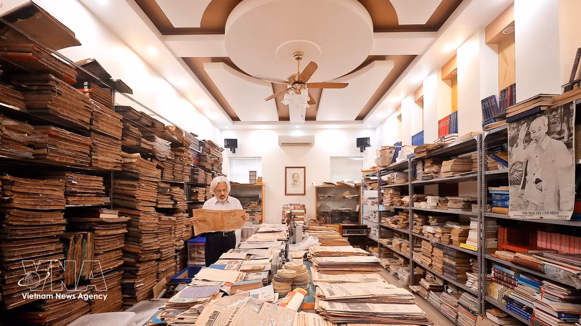 Nguyen Phi Dung a aménagé une pièce de 50 m² au sein du siège de son entreprise familiale, équipée de climatiseurs et de déshumidificateurs, pour assurer la conservation rigoureuse de ses archives. (Photo : VNA)