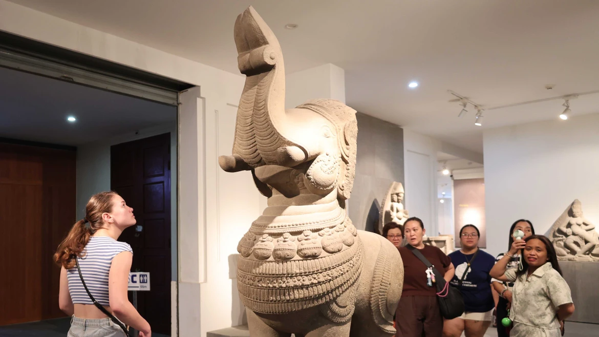Des visiteurs découvrent les artefacts exposés au musée. Photo: Kha Pham – VNA