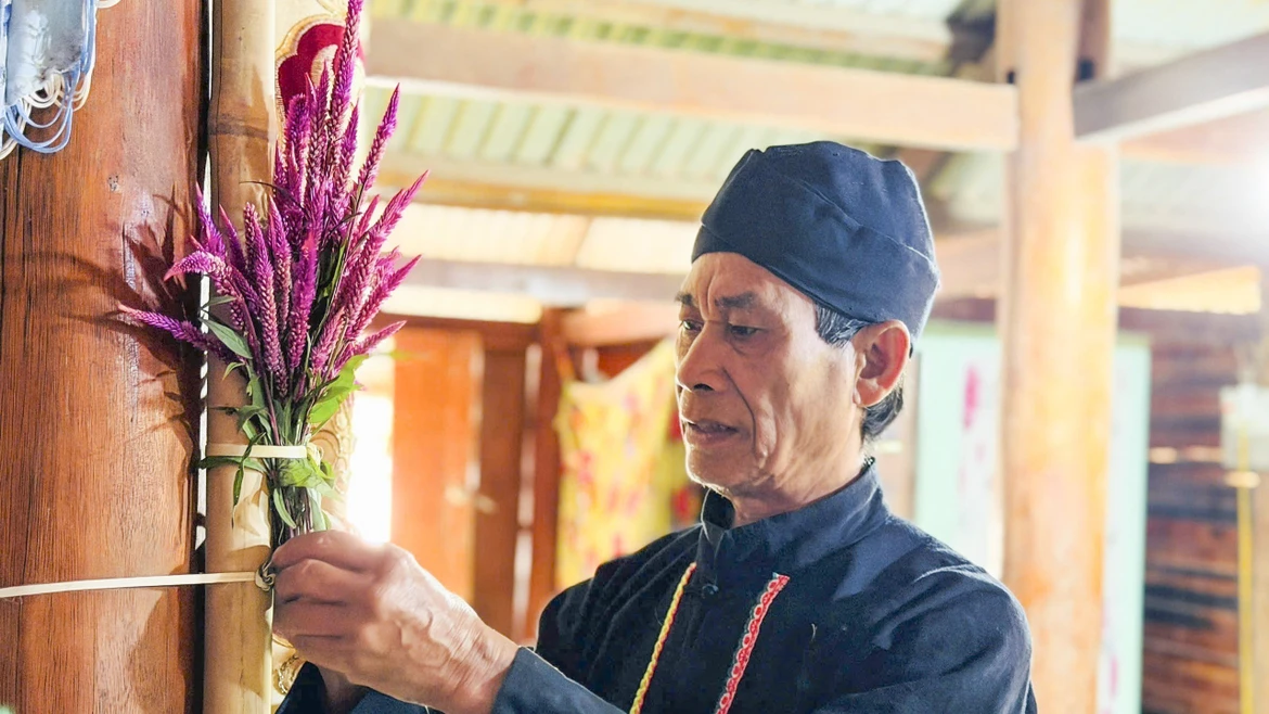 Les Công à la frontière de Nâm Ke célèbrent la fête du fleur de crête de coq