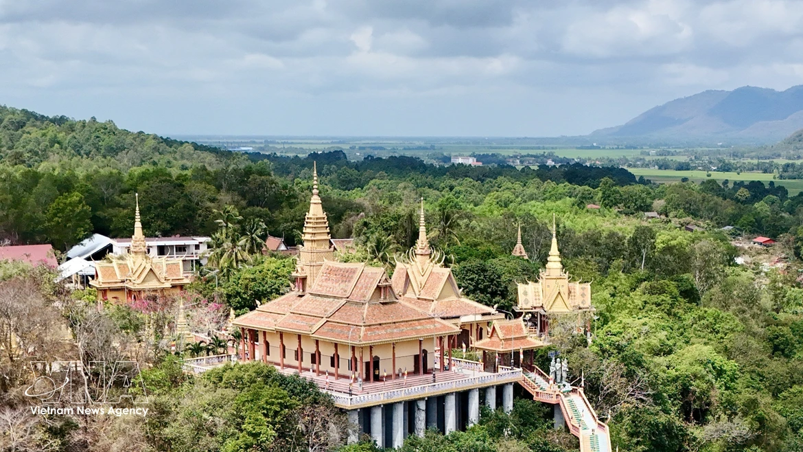 La pagode Ta Pa constitue un haut lieu de vie culturelle et spirituelle, attirant de nombreux visiteurs à Tri Ton, An Giang. Photo : Thanh Sang - VNA