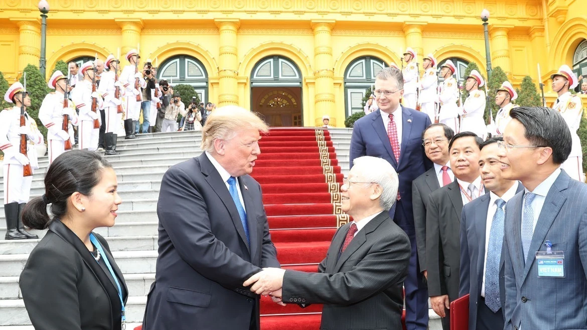 Le secrétaire général du Parti et président de la République, Nguyên Phu Trong reçoit le président américain Donald Trump à Hanoï Photo : Tri Dung – VNA
