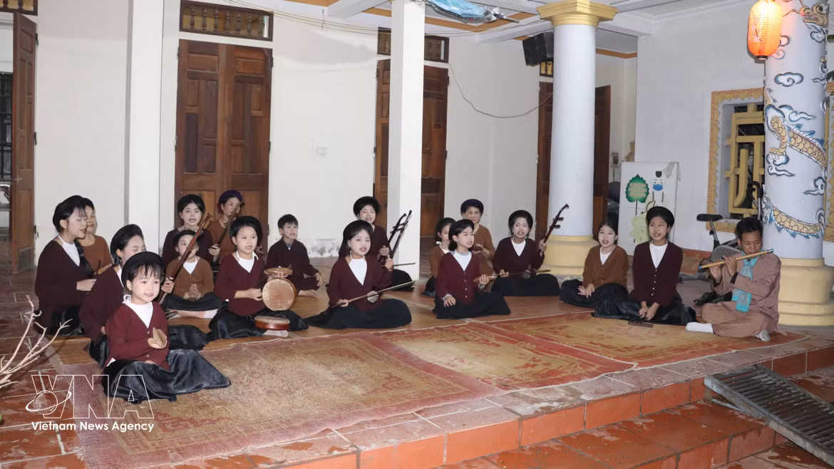 Les clubs de chant Xâm de la commune de Yen Tu constituent des espaces privilégiés où les mélodies anciennes sont conservées, pratiquées et transmises de manière méthodique. Photo : VNA.