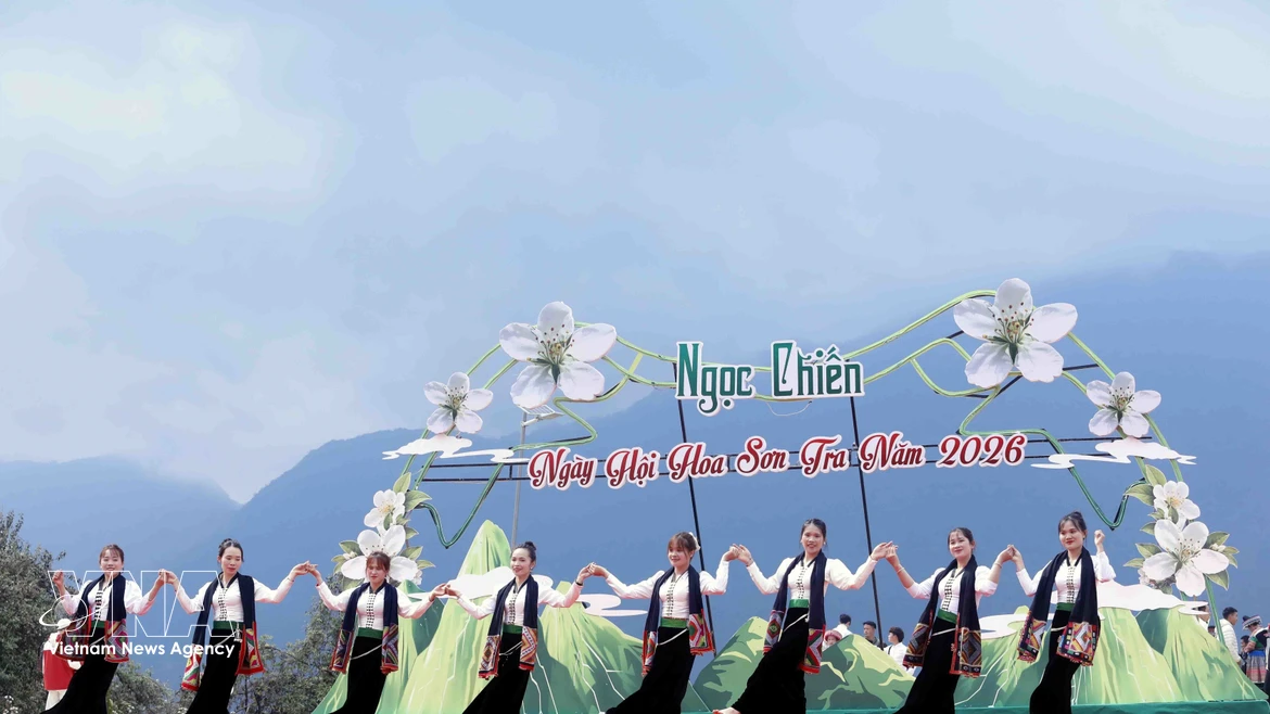 Des spectacles culturels et artistiques animés sont présentés lors de la fête des fleurs de Son tra dans la commune de Ngoc Chien. (Photo : VNA)