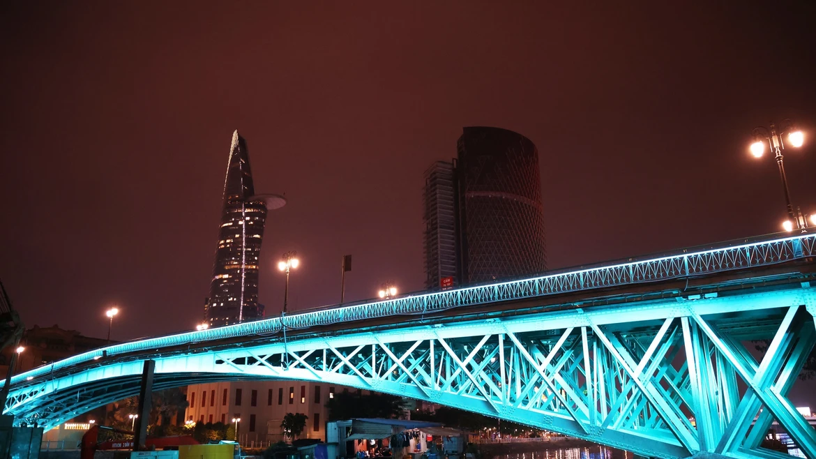 Le pont Mong, vestige architectural et artistique municipal construit entre 1893 et 1894, est le plus ancien pont de Hô Chi Minh-Ville reliant le centre au 4e arrondissement (ancien). Photo : Hong Dat – VNA