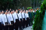 Le chef du gouvernement et les délégués présentes déposent des gerbes de fleurs et brûlé de l’encens devant le monument dédié à Trân Phu, premier secrétaire général du Parti ainsi qu’au mémorial des héros martyrs situé dans le parc Lê Thi Rieng. Photo: VNA