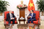 La secrétaire d’État aux Affaires étrangères suédois Dag Hartelius (gauche) et le ministre des Affaires étrangères Lê Hoai Trung. Photo: VNA