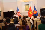 Le ministre Nguyên Hông Diên travaille avec les représentants de la délégation vietnamienne avant et après le premier jour de travail. Photo : moit.gov.vn