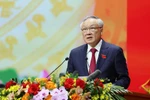 Nguyên Hoa Binh, membre du Bureau politique, secrétaire adjoint permanent du Comité du Parti du gouvernement et vice-Premier ministre permanent, présente un résumé du projet de rapport politique. Photo: VNA