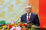 Nguyên Hoa Binh, membre du Bureau politique, secrétaire adjoint permanent du Comité du Parti du gouvernement et vice-Premier ministre permanent, présente un résumé du projet de rapport politique. Photo: VNA