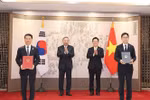 Le secrétaire général du Parti communiste du Vietnam, Tô Lâm, et le président sud-coréen, Lee Jae Myung, assistent à la remise de protocole d’accord entre le ministère vietnamien des Sciences et des Technologies et son homologue sud-coréen des Sciences, des Technologies de l’information et des Communications sur la coopération scientifique et technologique. photo: VNA