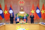 Les deux ministres des Finances du Vietnam et du Laos procèdent, le 7 juin à Hanoi, à l’échange officiel de leur accord de coopération pour la période 2026-2030, en présence des Premiers ministres des deux pays. Photo: VNA