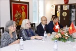 Anjuska Marija Weil (2e à partir de la gauche), présidente de l’Association d’amitié Suisse–Vietnam. Photo: VNA