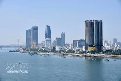 De nombreuses entreprises privées investissent dans les secteurs des services et de l'immobilier à Da Nang. Photo : VNA