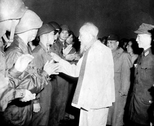 Le Président Ho Chi Minh formule ses meilleurs vœux du Têt aux officiers et aux soldats du Régiment 921 - Force aérienne de Sao Do à l'occasion du Nouvel An lunaire de la Chèvre (9 février 1967). Photo : VNA