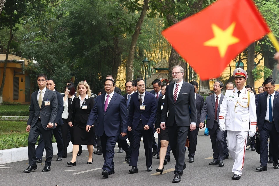 Le Premier ministre Pham Minh Chinh préside la cérémonie d'accueil du Premier ministre tchèque Petr Fiala, en visite officielle au Vietnam le 21 avril 2023. Photo : Duong Giang/VNA