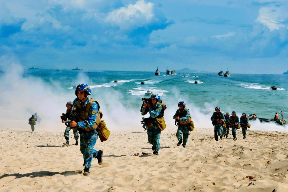 Les officiers et soldats du Commandement de la Région navale 4 lors d'un exercice de défense.