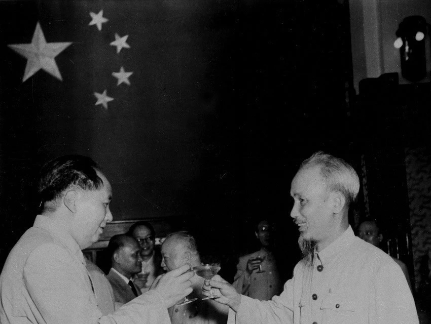 Le 8 juillet 1955, Pékin a été le théâtre d'une rencontre fraternelle entre deux géants de la révolution asiatique : le président de Chine Mao Zedong et Ho Chi Minh (à droite), le président du Vietnam. À la tête d'une délégation gouvernementale vietnamienne, Ho Chi Minh a été accueilli avec tous les honneurs par son homologue chinois.. Photo : Archives internationaux/publié par la VNA