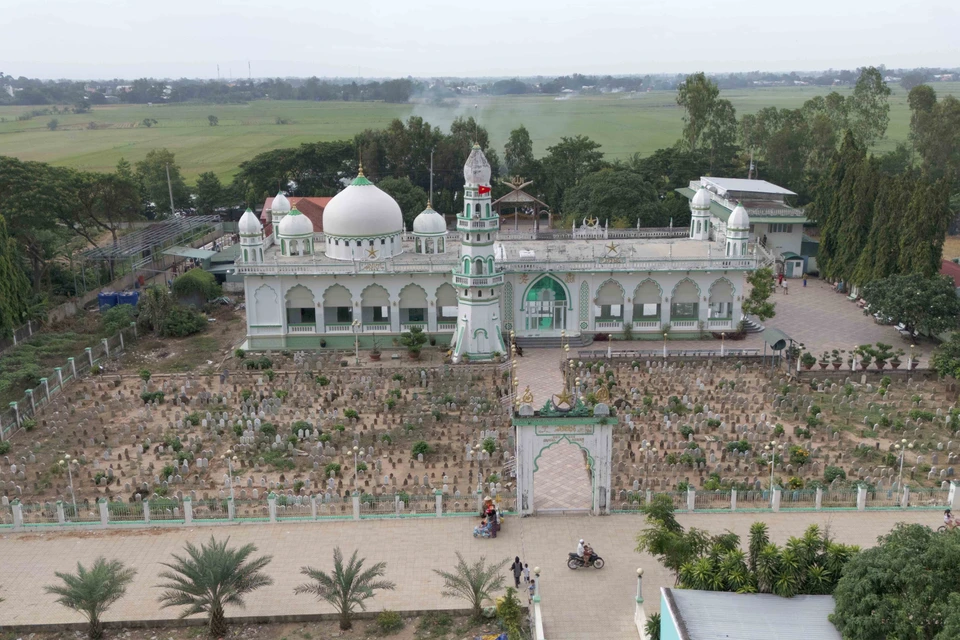 La Mosquée Masjid Jamiul Azhar des musulmans Cham dans la commune de Châu Phong, chef-lieu de Tân Châu, province d'An Giang. Photo : Cong Mao – VNA