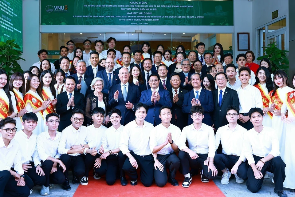 Le Premier ministre Pham Minh Chinh et le professeur Klaus Schwab, président fondateur du Forum économique mondial (WEF), échangent le 7 octobre 2024 avec des étudiants vietnamiens. L'échange portait sur le thème "Positionner le Vietnam dans l'ère intelligente - Vision pour la jeune génération". Photo : VNA