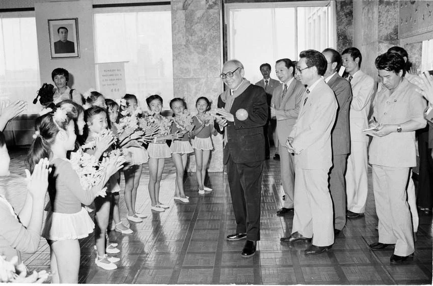 Le président du Conseil d'État, Vo Chi Cong, avec des enfants de la RPDC lors de sa visite en RPDC, en septembre 1988. Photo : Minh Dien – VNA