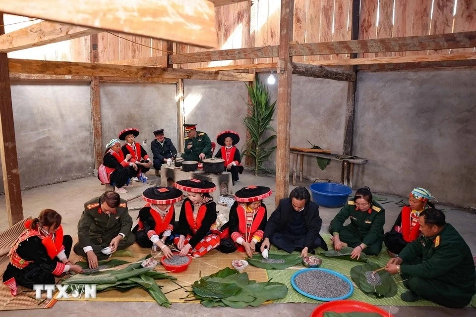 La journée de préparation des banh chung gù pour le Têt est un véritable moment de partage et de convivialité pour chaque famille Dao rouge de Nguyên Binh, où les générations se rassemblent autour de gestes ancestraux. (Photo : Thanh Tung/VNA)