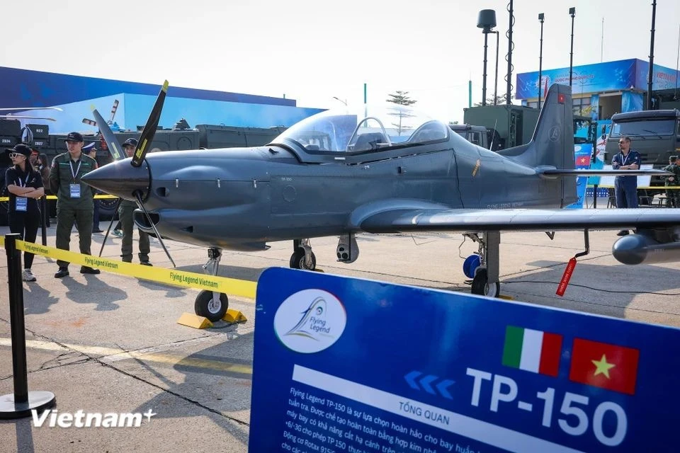 L'exposition de la Défense du Vietnam 2024 a été le théâtre du lancement du TP-150, un nouvel avion d'entraînement et de patrouille conçu pour répondre aux besoins spécifiques des forces armées vietnamiennes. Photo : Hoai Nam/ Vietnam+